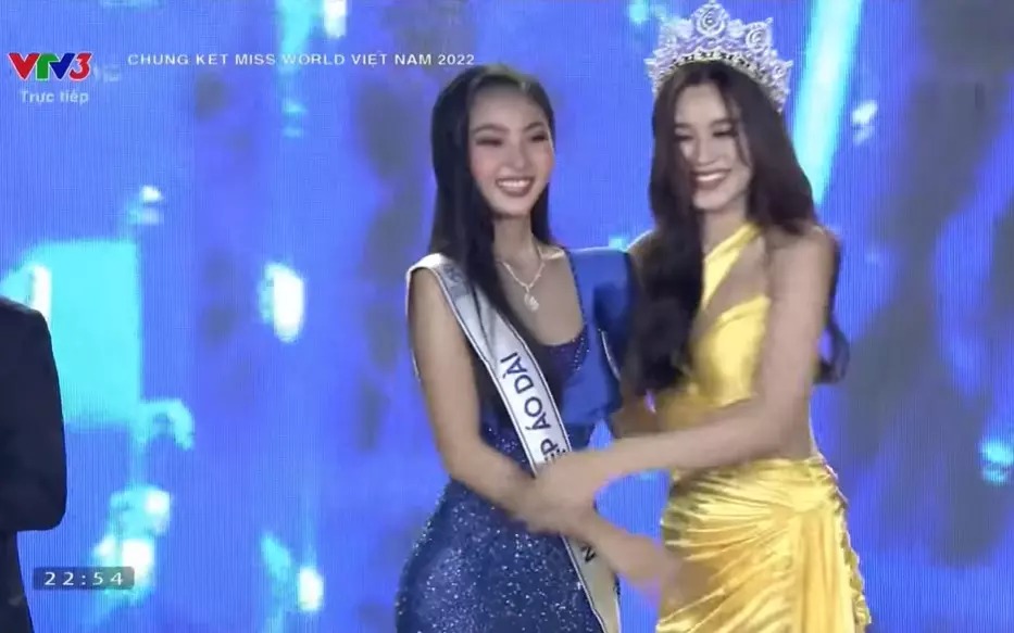 Đỗ Thị Hà gặp sự cố dở khóc dở cười tại Miss World Vietnam, dân mạng cứu nguy cực hài