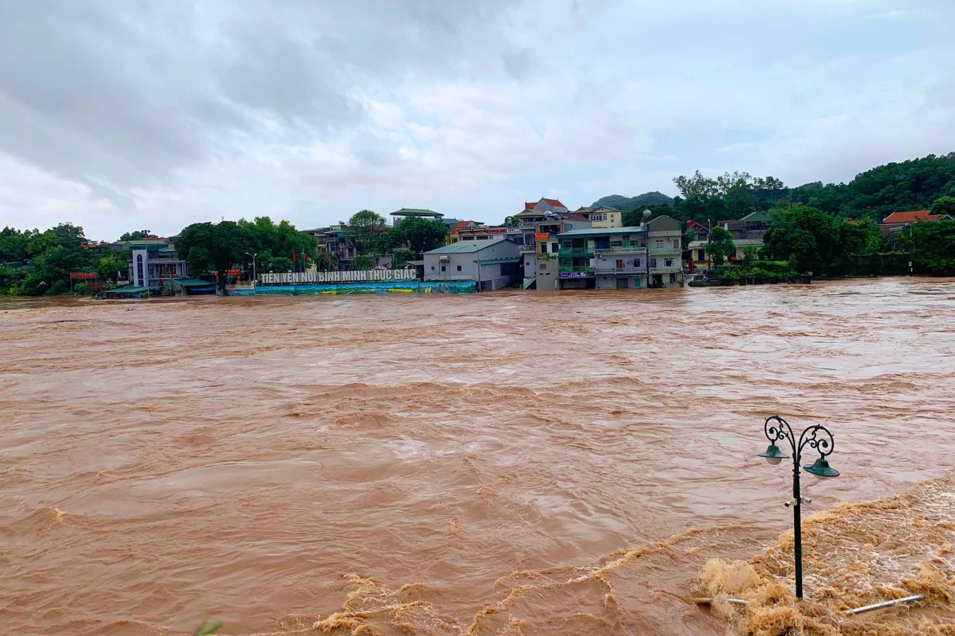 Quảng Ninh: Nước sông dâng cao, nhiều nơi ngập lút mái nhà