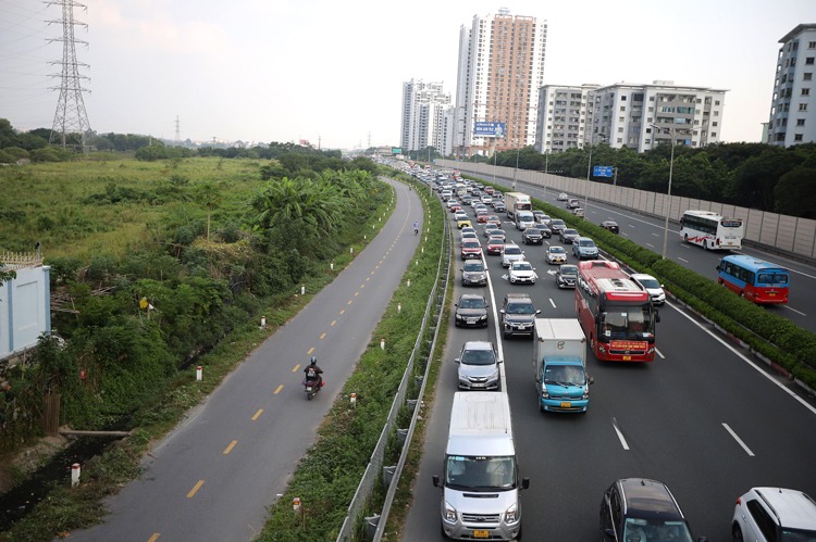 Giao thông trên các tuyến đường hướng về Hà Nội gặp khó khi dòng người ùn về Thủ đô