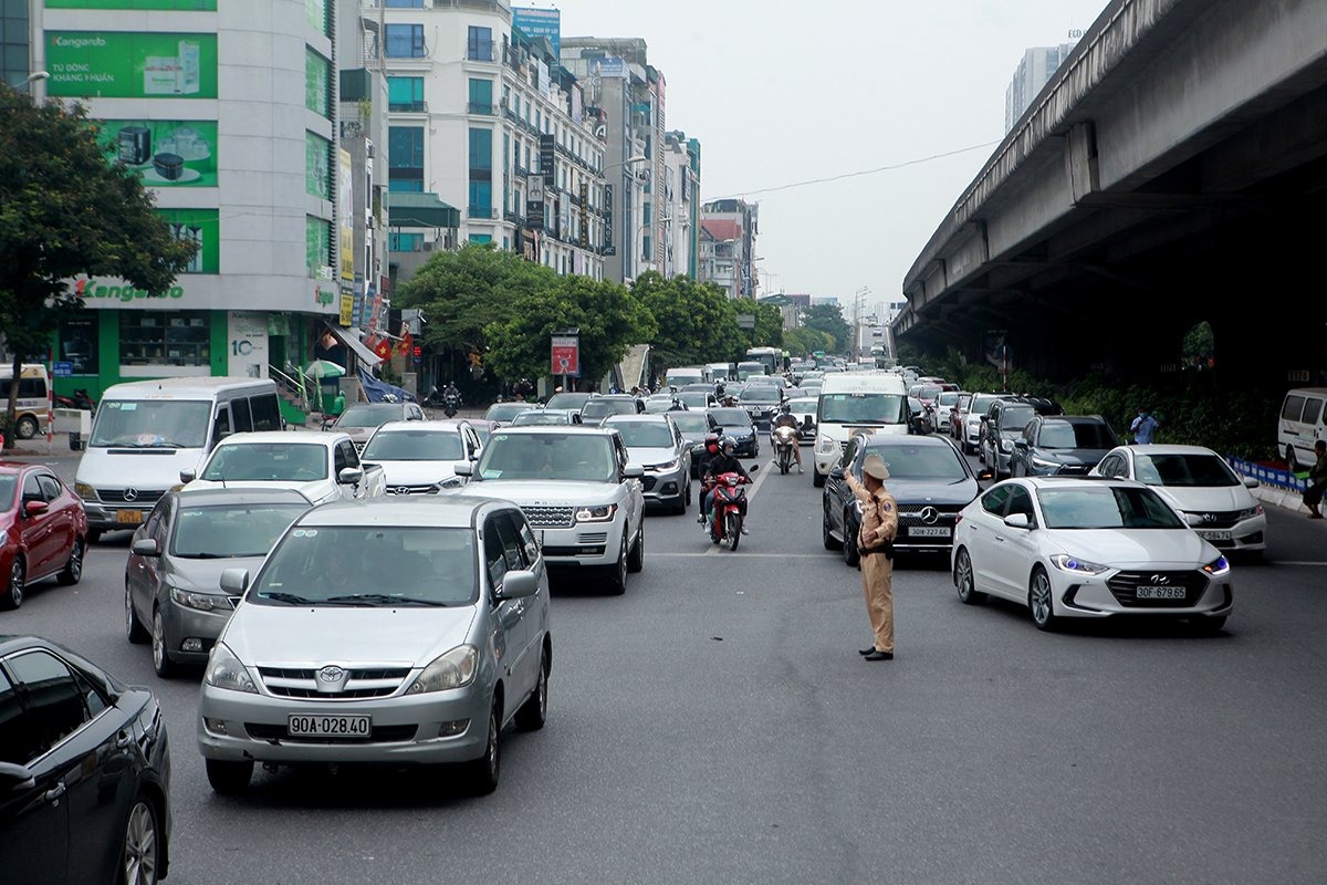 Giao thông trên các tuyến đường hướng về Hà Nội gặp khó khi dòng người ùn về Thủ đô