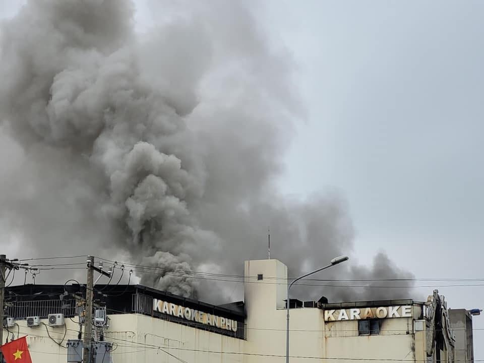 Vào khoảng 20h15 tối 6/9, quán karaoke An Phú trên đường Trần Quang Diệu, phường An Phú, TP Thuận An (Bình Dương) bất ngờ bốc cháy ngùn ngụt. Lửa cháy bắt đầu từ khu vực tầng 2 của quán sau đó lan ra nhanh chóng. Ảnh: FB