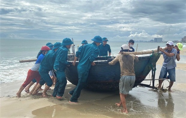 Cập nhật tin bão khẩn cấp bão số 4: Bão giật cấp 15 chỉ còn cách Hoàng Sa hơn 500km. Ảnh: TTT Cập nhật tin bão khẩn cấp bão số 4: Bão giật cấp 15 chỉ còn cách Hoàng Sa hơn 500km. Ảnh: TTT