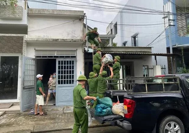 Trưa nay (26/9), người dân sống ven biển Đà Nẵng vẫn đang hối hả hỗ trợ lẫn nhau dùng những vật dụng như: dây thừng, bao cát… để gia cố tài sản chống bão. Ảnh: TTT Trưa nay (26/9), người dân sống ven biển Đà Nẵng vẫn đang hối hả hỗ trợ lẫn nhau dùng những vật dụng như: dây thừng, bao cát… để gia cố tài sản chống bão. Ảnh: TTT