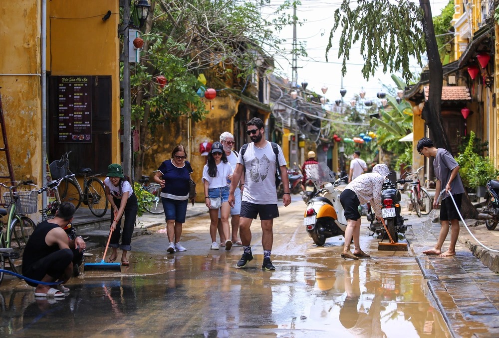 Với phương châm 'lũ rút tới đâu dọn sạch đến đó', người dân Hội An đang tất bật dọn dẹp để mở cửa kinh doanh trở lại. Ảnh: TTT