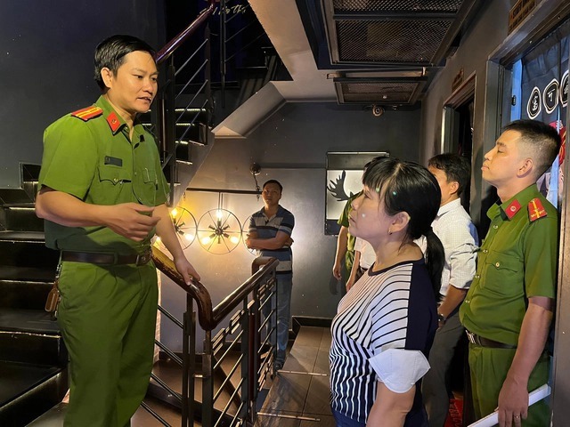 Công an TP.HCM kiểm tra điều kiện an toàn PCCC tại một cơ sở kinh doanh karaoke. Ảnh minh hoạ