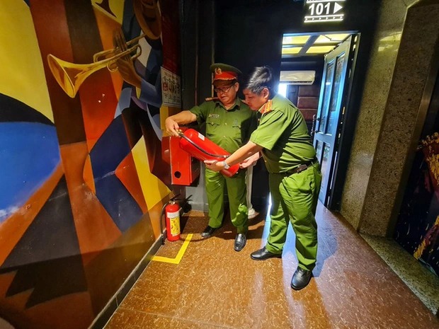 Cơ quan chức năng kiểm tra thiết bị PCCC tại quán karaoke ở TP.HCM. Ảnh: C.A.