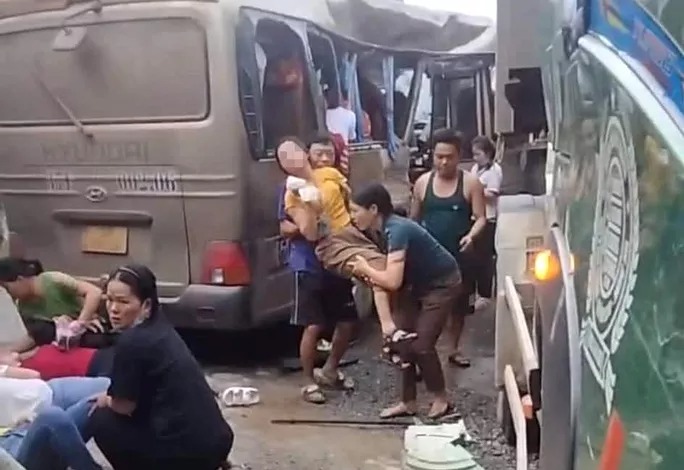 Nghệ An: Ô tô chở công nhân đi làm va chạm với xe đầu kéo, 20 người nhập viện
