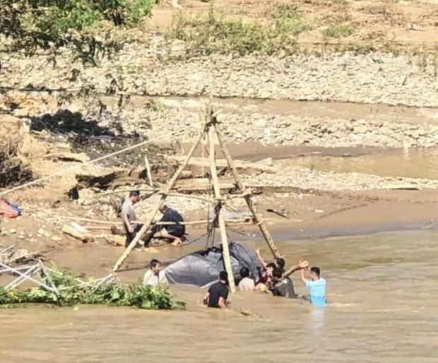Nghệ An: Ô tô bị lũ cuốn trôi được tìm thấy dưới sông, cách nhà 11km