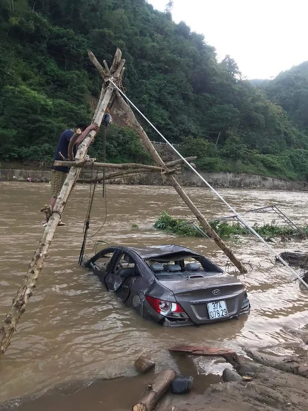 Nghệ An: Ô tô bị lũ cuốn trôi được tìm thấy dưới sông, cách nhà 11km