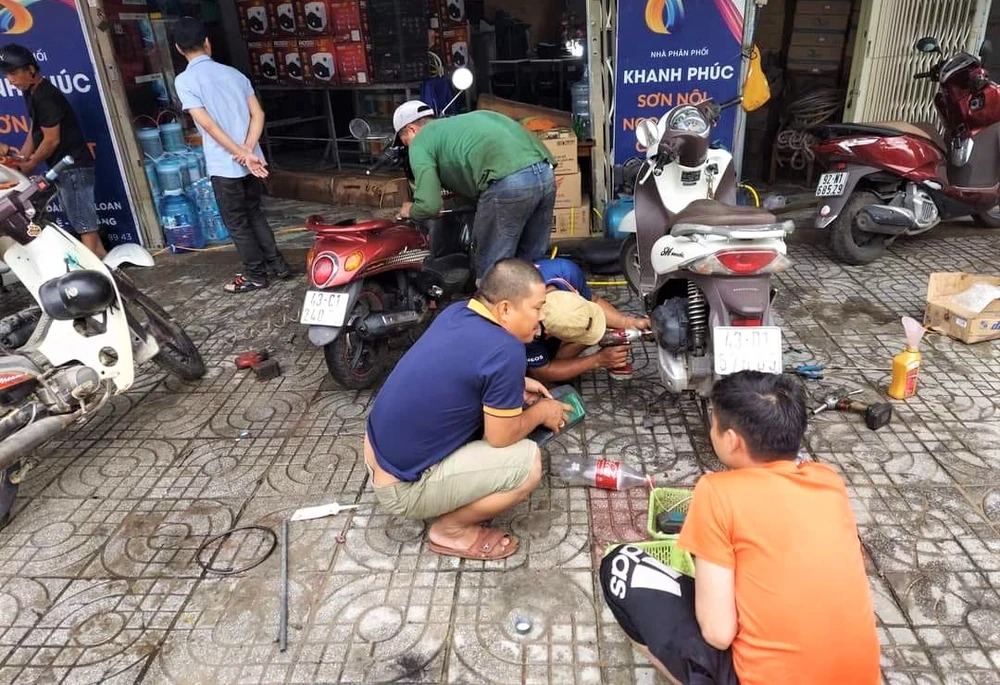 Cảnh tượng ấm lòng sau lũ: Nhóm thợ từ Quảng Nam ra Đà Nẵng sửa xe máy miễn phí cho dân vùng ngập