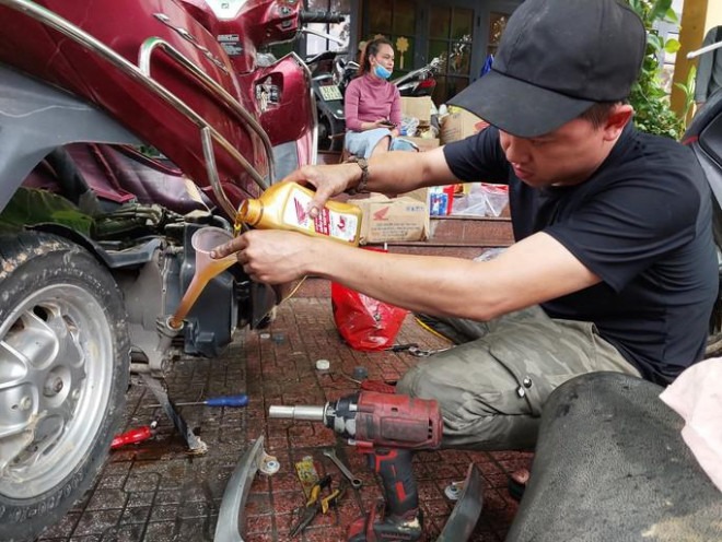 Cảnh tượng ấm lòng sau lũ: Nhóm thợ từ Quảng Nam ra Đà Nẵng sửa xe máy miễn phí cho dân vùng ngập