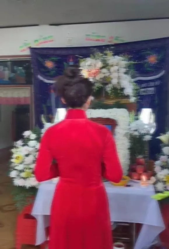 Xót xa cảnh cô dâu làm đám cưới trước nhà, sau là tang lễ cha