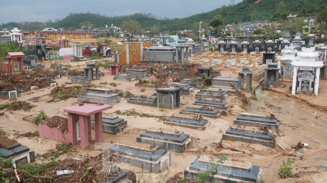 Xót xa cảnh hàng trăm ngôi mộ ở nghĩa trang lớn nhất Đà Nẵng bị mưa lũ cuốn trôi
