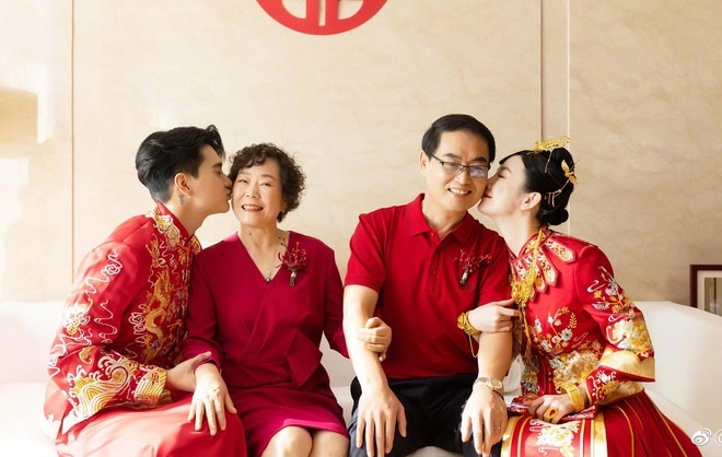 Cô dâu Trương Mông rạng ngời hạnh phúc và đeo nhiều vàng trang sức đắt giá.