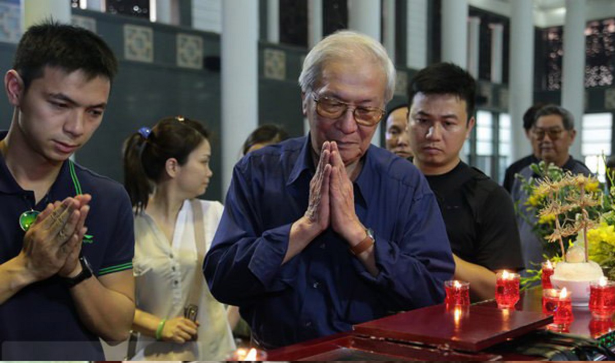 NSƯT Hà Văn Trọng (sinh năm 1937) tại Lào. Năm 10 tuổi, ông theo gia đình về Việt Nam. NSƯT Hà Văn Trọng hoạt động nghệ thuật cả hai lĩnh vực sân khấu và điện ảnh.