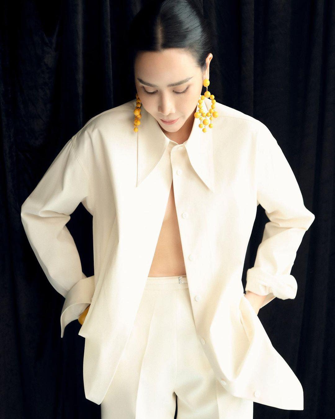 Hậu ồn ào của chồng, bà xã Hồ Hoài Anh được khen hết lời với mốt sơ mi buông cúc hờ hững