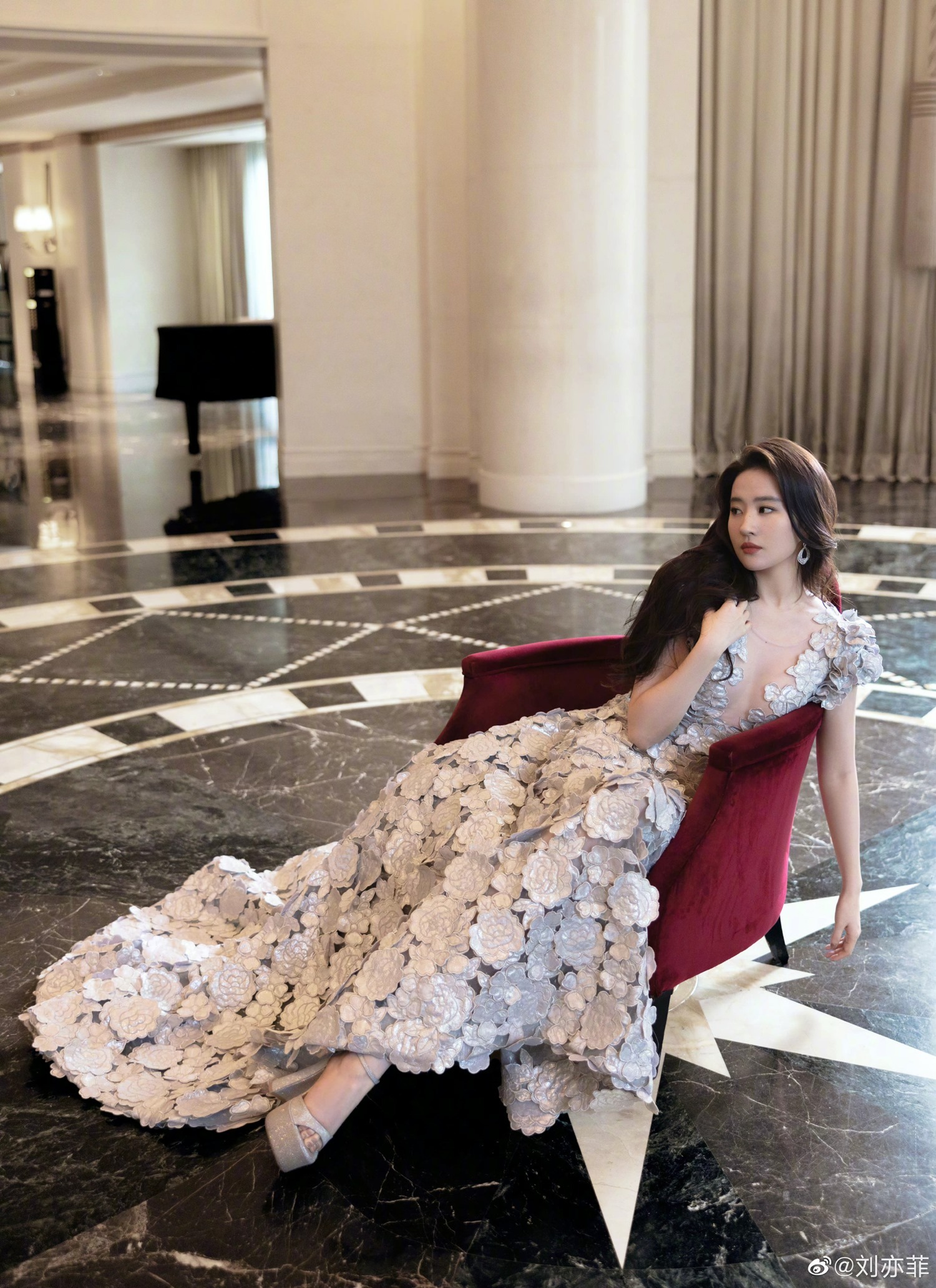 Cư dân mạng dành nhiều lời khen cho lựa chọn trang phục cũng như vẻ đẹp ngoại hình của mỹ nhân họ Lưu.