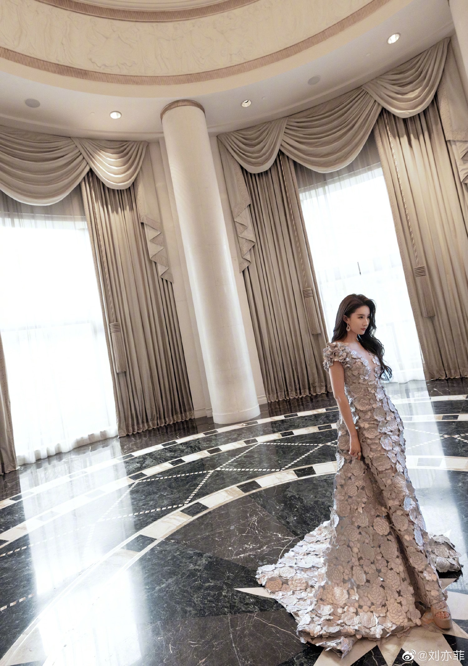 Thần tiên tỷ tỷ Lưu Diệc Phi lại gây thương nhớ với váy hoa có chi tiết cổ đặc biệt - Ảnh 1