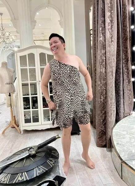 Doanh nhân Nguyễn Quốc Vũ khoe trang phục sẽ diện vào tối nay. Doanh nhân Nguyễn Quốc Vũ khoe trang phục sẽ diện vào tối nay.