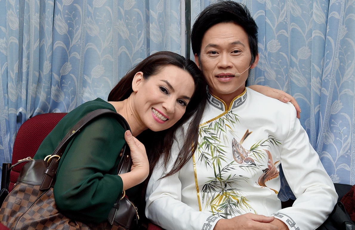 Trước đó, nhiều khán giả không khỏi thắc mắc khi nghệ sĩ Hoài Linh không có bất cứ động thái dù khá thân thiết với Phi Nhung.