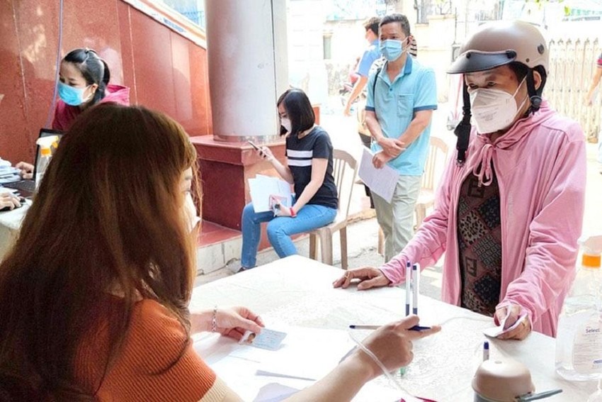 Nhiều ý kiến đồng thuận rằng, đóng BHXH ở mức cao sẽ nhận lương hưu cao. Nhưng cũng không ít người nhận định, mức lương hưu nhận được thấp hơn khoản tiền đã đóng bảo hiểm, NLĐ phải mất nhiều năm để 'thu hồi vốn'. Ảnh: PLO