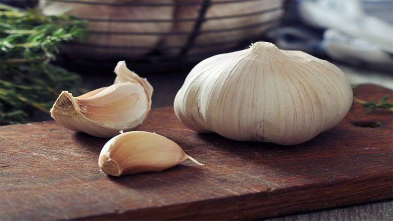 Tỏi là một nguyên liệu giàu vitamin nhóm B (B1, B2, B3) và các chất sắt, kali giúp chống viêm, đào thải các chất độc hại có trong máu và giúp giảm cholesterol hiệu quả.