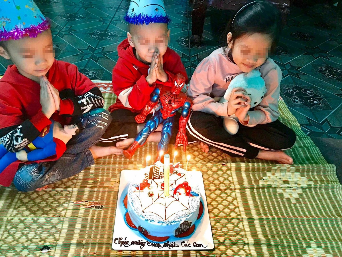 Cháu V. thổi nến sinh nhật của chị gái và anh trai. Ảnh: Gia đình cung cấp