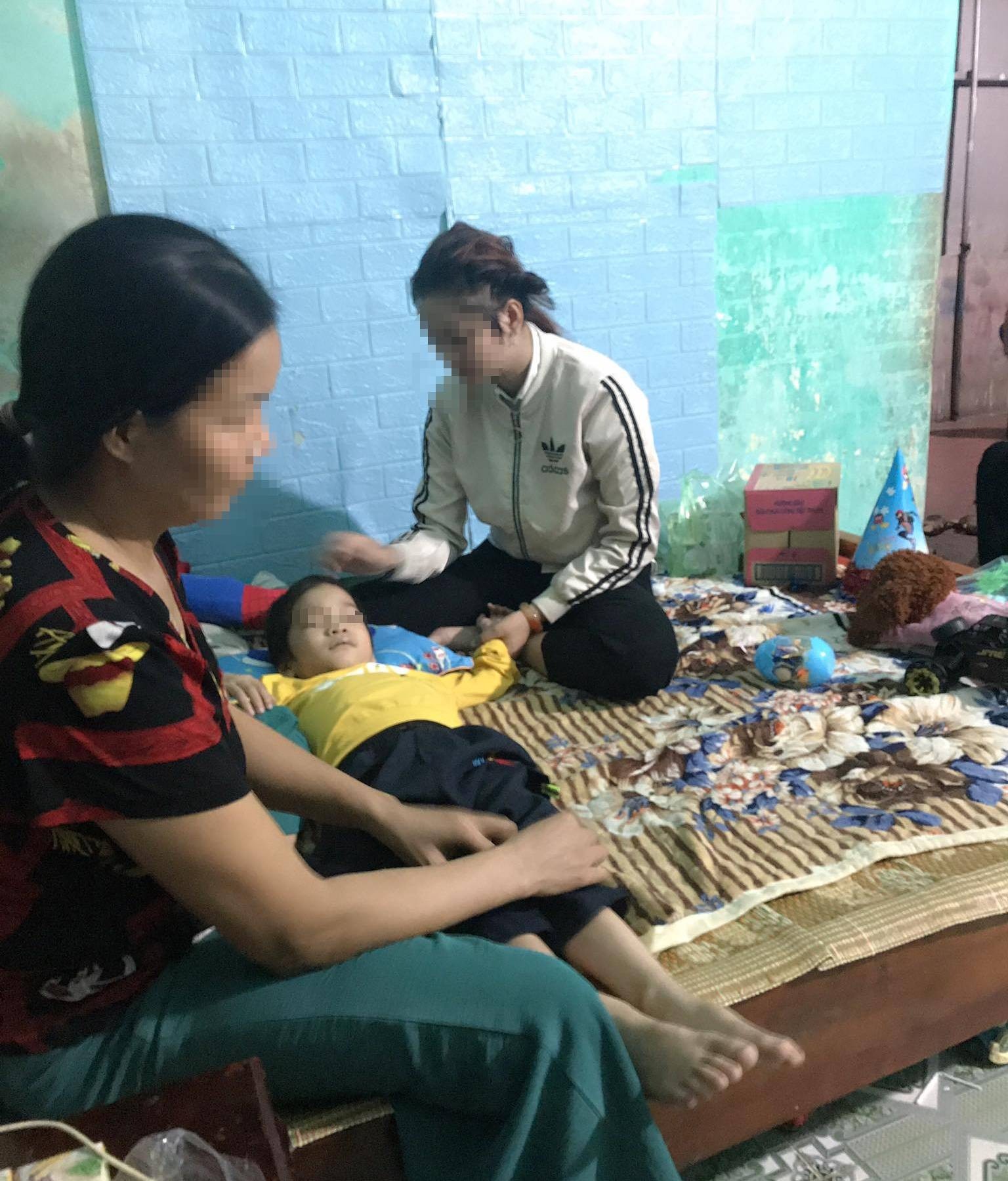 Trong vòng tay ấm áp của mẹ, cậu bé mỉm cười hạnh phúc, những cơn đau của căn bệnh ung thư quái ác tạm lắng lại... Ảnh: Gia đình cung cấp