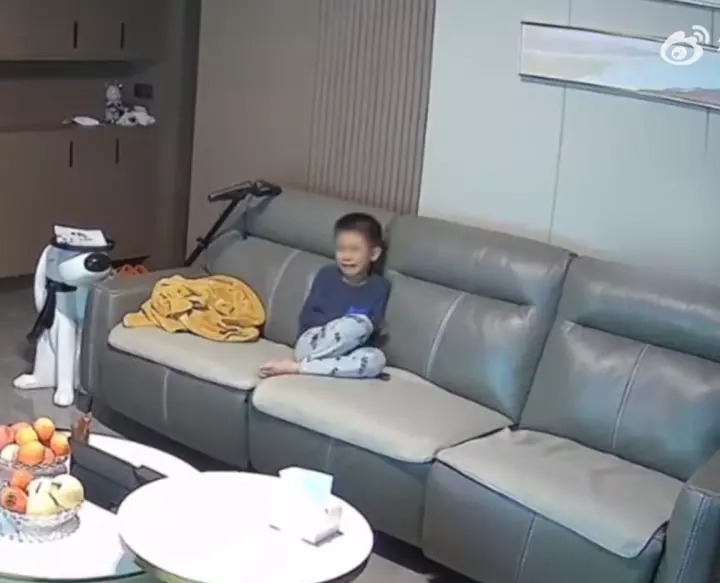 Con trai không chịu học chỉ mê xem TV, phụ huynh đưa ra hình phạt gây tranh cãi