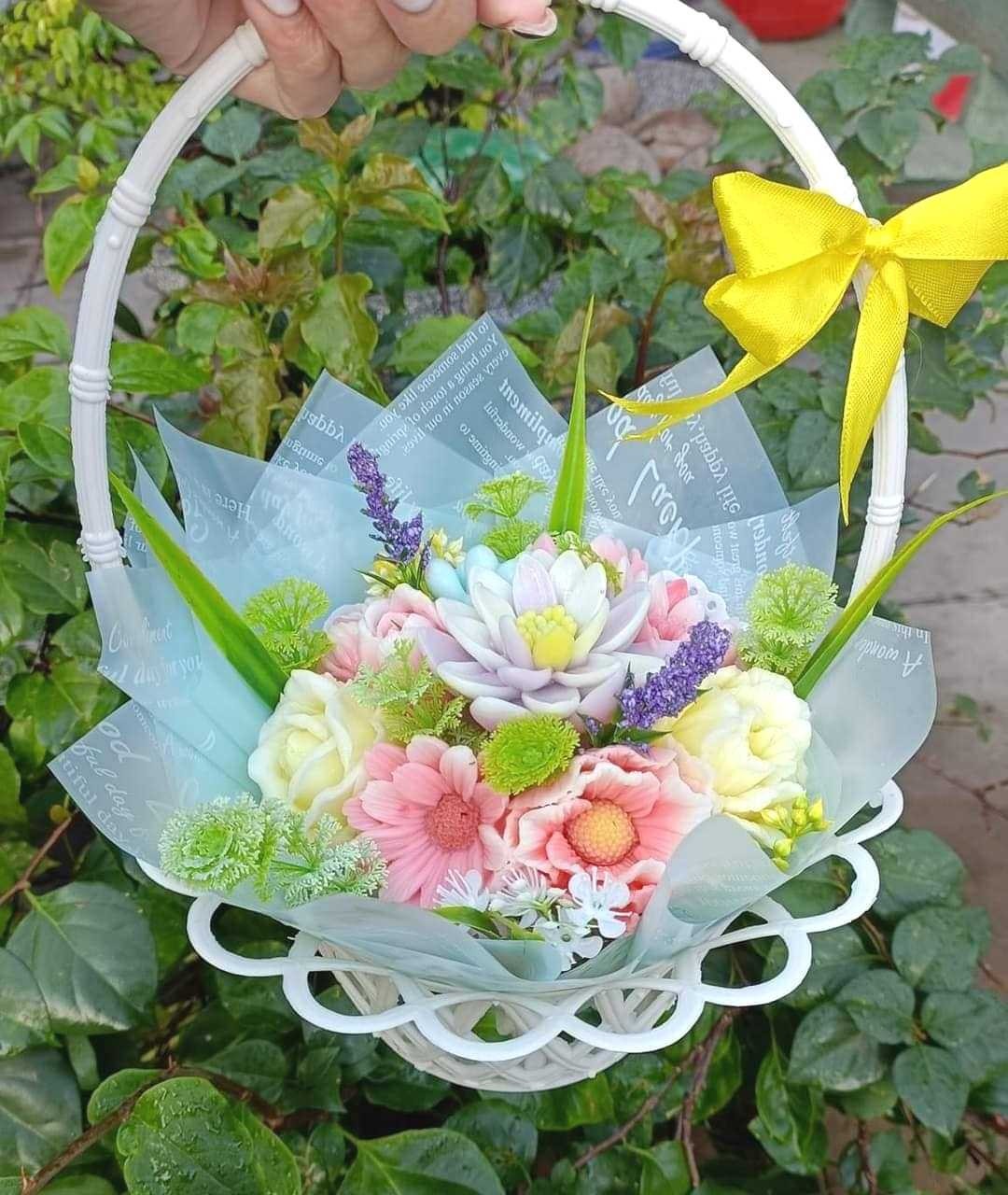 Những món quà thiết thực khiến thị trường quà tặng 20/11 có thêm nhiều lựa chọn thay vì chỉ có hoa tươi truyền thống.