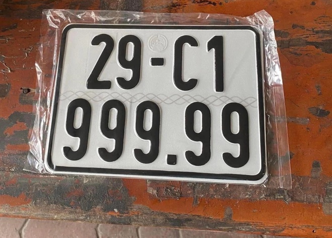 Cơ quan chức năng cũng cho biết đây là biển số được bấm ngẫu nhiên và đội nghiệp vụ Công an quận Hoàn Kiếm đã bàn giao biển số cho người phụ nữ sáng cùng ngày.