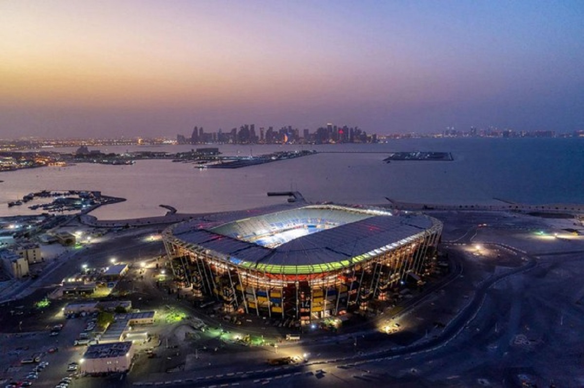 Vốn không có truyền thống bóng đá, đất nước 50 tuổi với 2,9 triệu dân gần như bắt đầu từ con số 0. Trong số 8 sân vận động dành cho World Cup, 7 được xây mới hoàn toàn còn 1 phải nâng cấp.