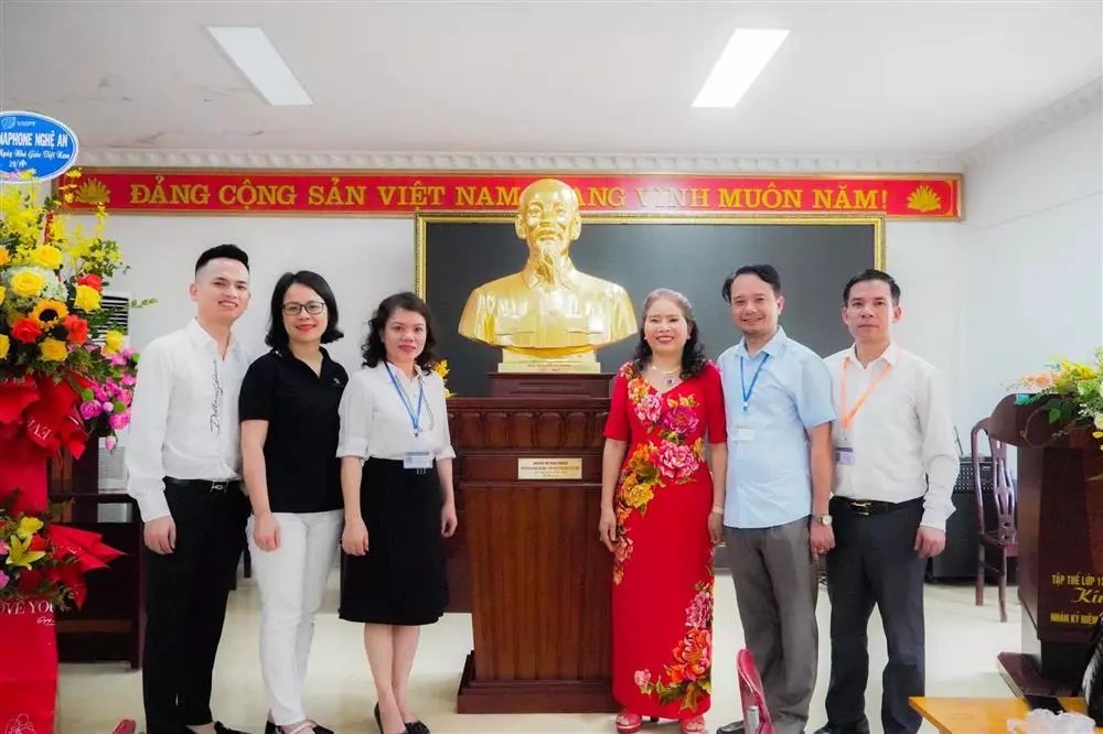 Bức tượng Bác Hồ mạ vàng được 2 mẹ con cựu học sinh gửi tặng trường cũ.