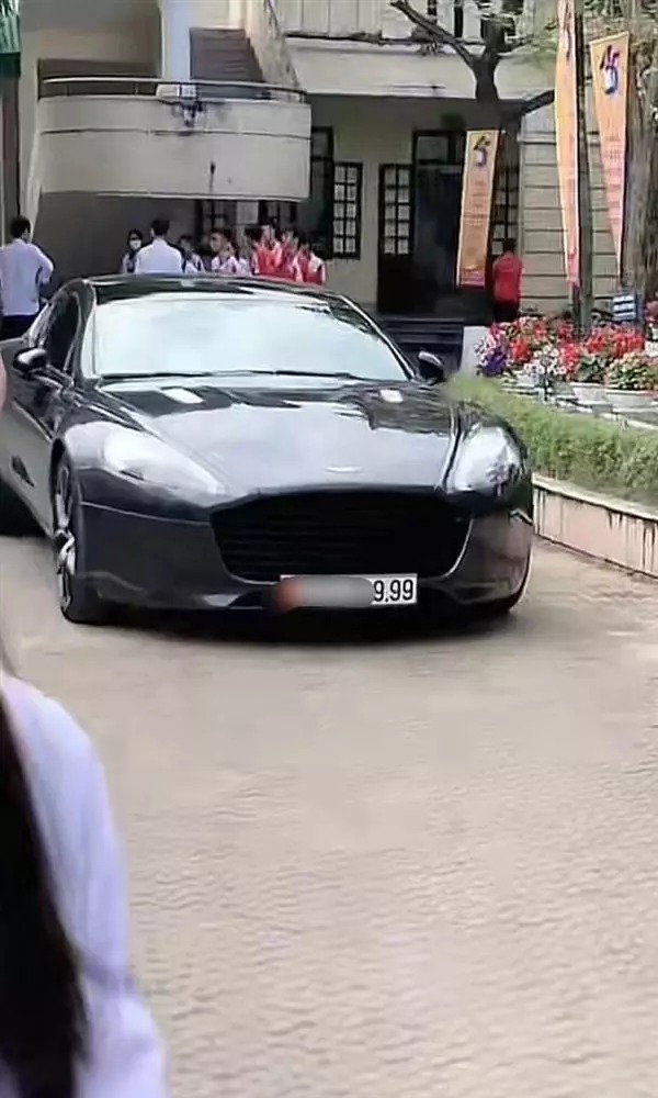 2 cựu học sinh lái siêu xe về trường cũ tặng quà dịp 20/11 khiến hậu bối trầm trồ - Ảnh 1