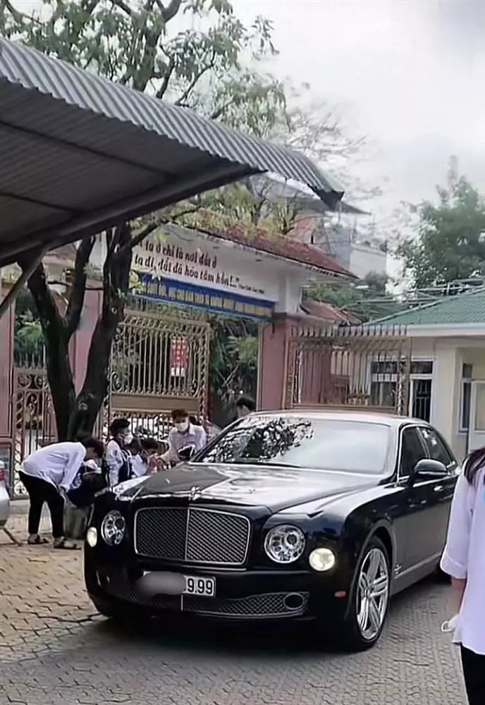 2 chiếc siêu xe đều có biển số siêu đẹp.