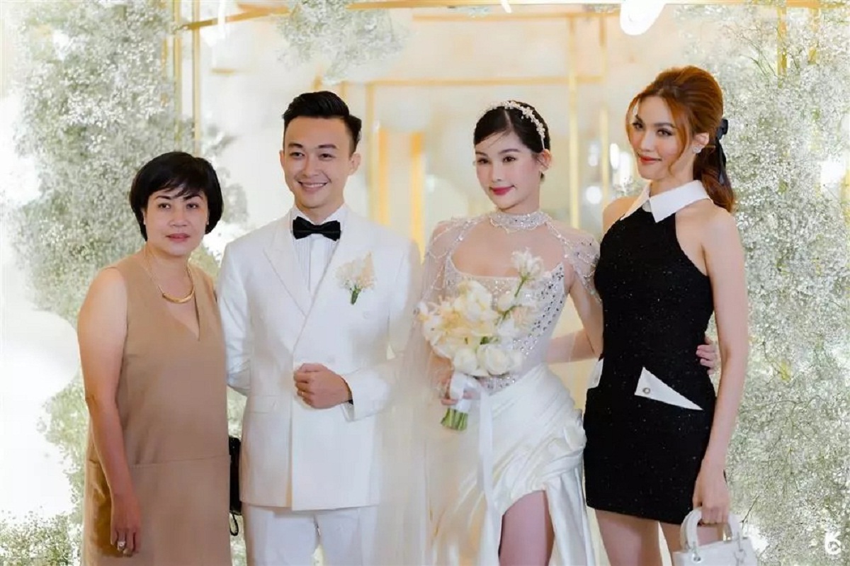 Lê Âu Ngân Anh sinh năm 1995, được biết đến khi đăng quang Hoa hậu Đại dương 2017. Bạn đời người đẹp tên Phan Tô Ny, hơn cô 5 tuổi, là MC quen thuộc của Đài truyền hình TP.HCM (HTV).