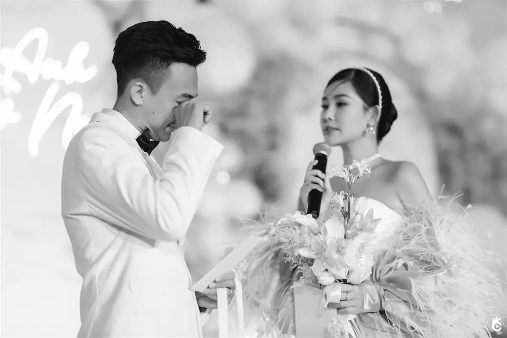 Trong hôn lễ vô cùng hoành tráng của mình, vợ chồng Lê Âu Ngân Anh và Phan Tô Ny đã mang đến khoảnh khắc tràn ngập tình yêu nhưng cũng rất đỗi xúc động. Tại đây, nàng hậu bật khóc và dành những lời yêu thương ngọt ngào nhất đến ông xã của mình.