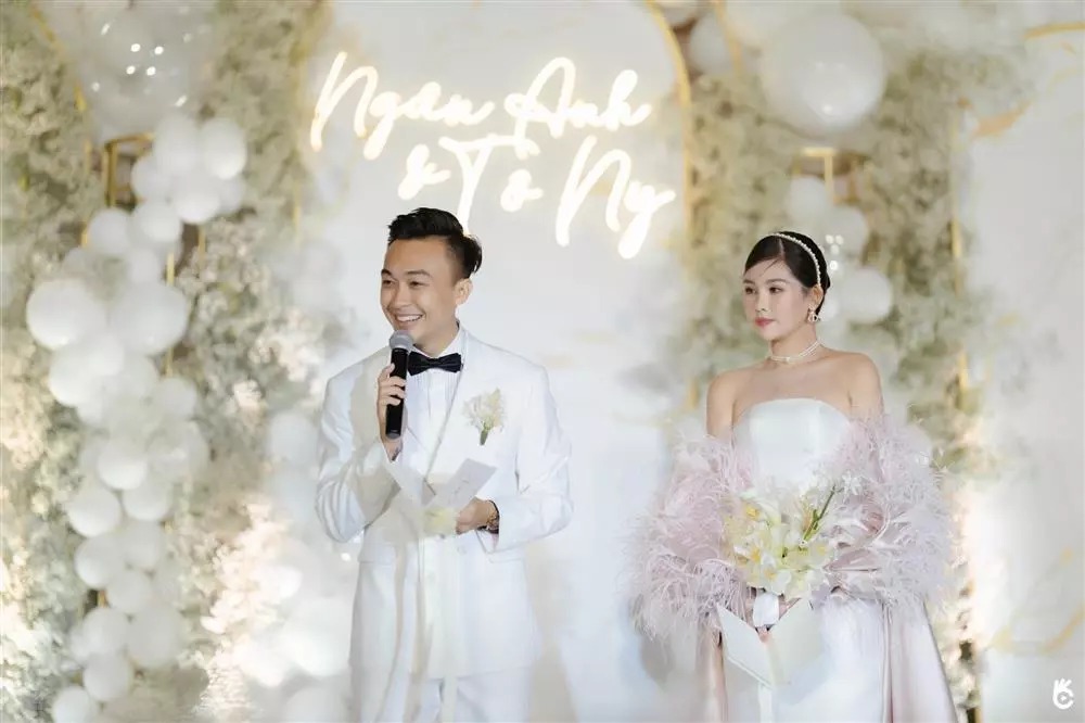 Ngân Anh và Phan Tô Ny có khoảng 2 năm hẹn hò trước khi tiến tới hôn nhân. Họ đã tổ chức đám cưới ở Bình Định (quê chú rể) vào hôm 13/11.