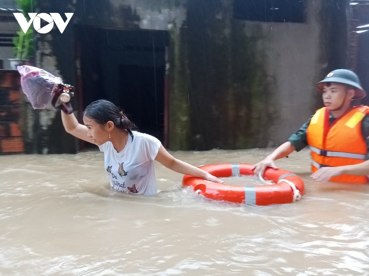 Lực lượng biên phòng tỉnh Bình Định hỗ trợ sơ tán người dân vùng bị ngập. Ảnh: VOV