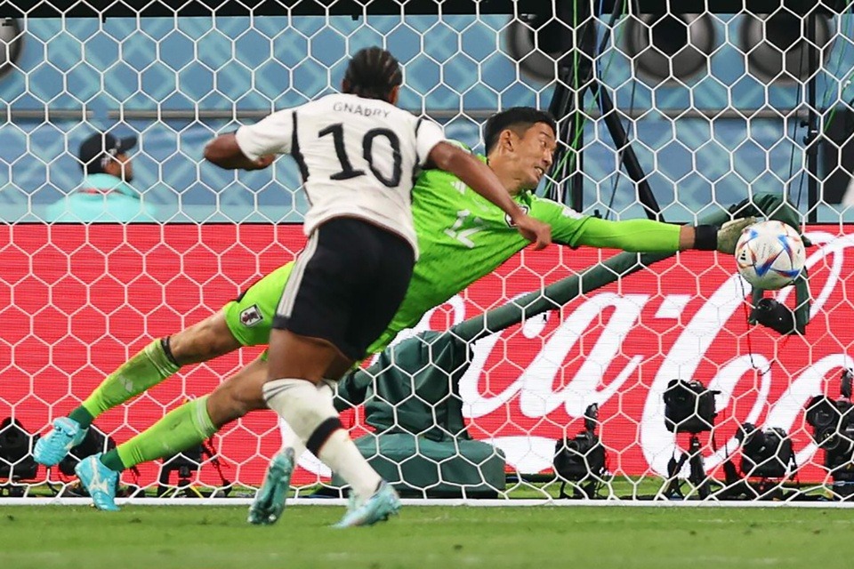 Shuichi Gonda đã thực hiện 4 pha cứu thua liên tiếp trong 20 giây ở phút 70, qua đó góp công lớn giúp ĐT Nhật Bản thắng ĐT Đức 2-1 vào tối ngày 23/11. Màn trình diễn xuất sắc trên của Shuichi Gonda đã giúp anh giành giải thưởng Cầu thủ hay nhất trận.