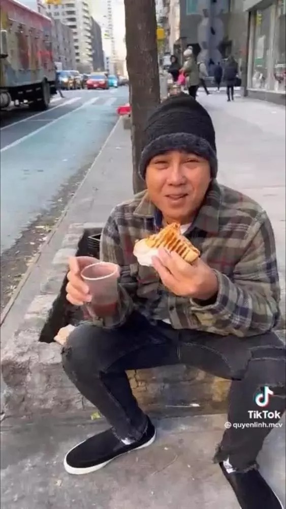 MC Quyền Linh nhiều lần gây ấn tượng với phong cách bình dị của mình. Nam MC thường lựa chọn những trang phục đơn giản, đặc biệt là đôi dép tổ ong đặc trưng.