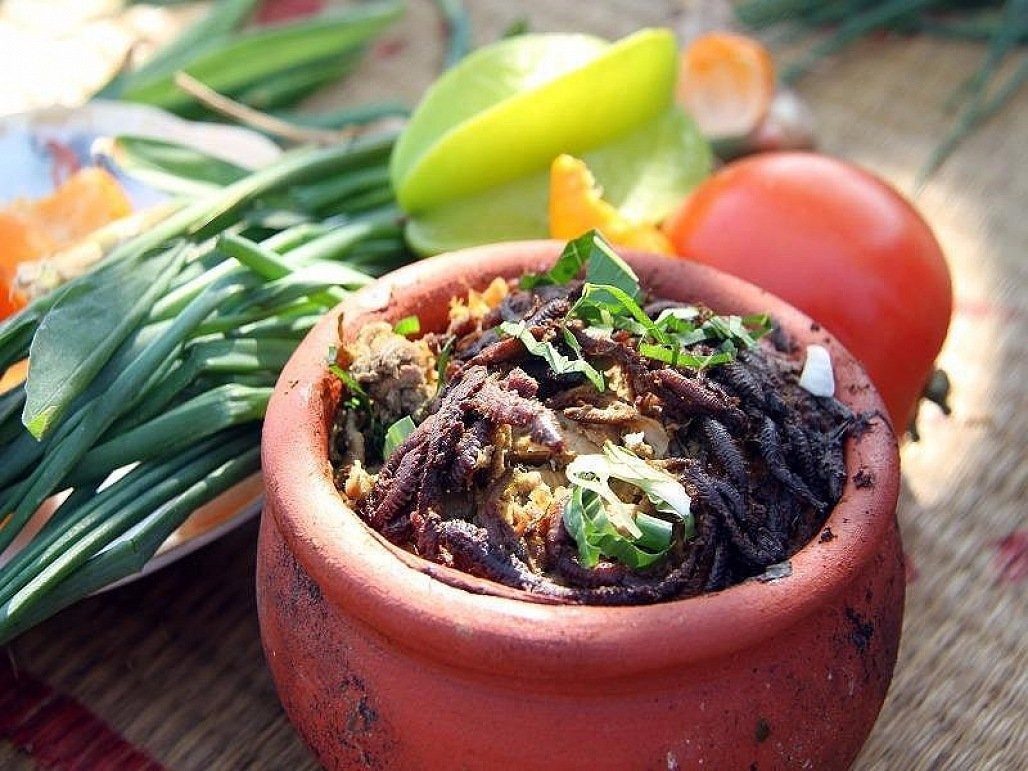 Gia vị không thể thiếu chính là các loại lá gấc non, vỏ quýt và lá chanh.