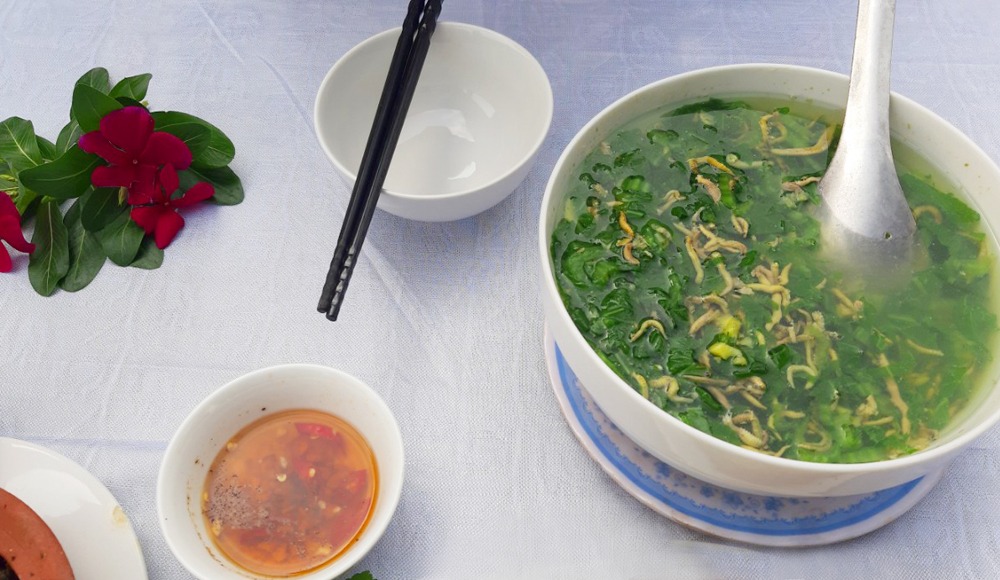 Đơn giản nhất là món rươi nấu rau cải đắng thêm chút gừng. Để được nước dùng thêm đậm đà, có thể nấu nước dùng bằng nước luộc gà hoặc nước luộc xương lợn.