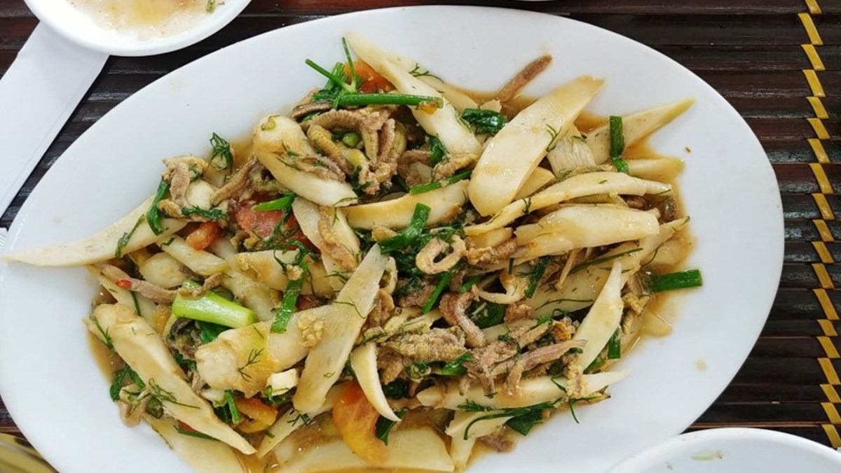 Rươi xào măng đều là những món ăn ngon rất phù hợp để bạn thay đổi khẩu vị cho gia đình.