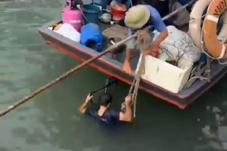 Khi lên bờ người thanh niên mệt lả nhưng khá tỉnh táo và cho biết sinh sống tại huyện Ba Chẽ, tỉnh Quảng Ninh.