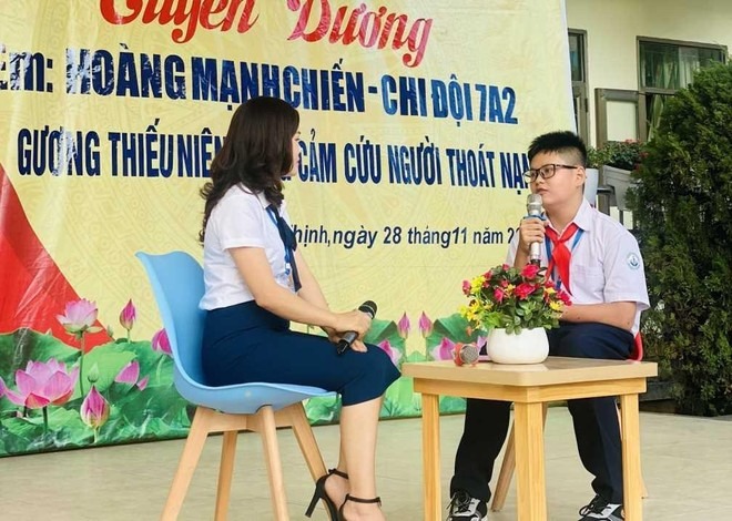 Tấm gương dũng cảm cứu người của Hoàng Mạnh Chiến đã được biểu dương trước học sinh toàn trường THCS Cẩm Thịnh trong giờ sinh hoạt đầu tuần ngày 28/11. Ảnh: FB Tấm gương dũng cảm cứu người của Hoàng Mạnh Chiến đã được biểu dương trước học sinh toàn trường THCS Cẩm Thịnh trong giờ sinh hoạt đầu tuần ngày 28/11. Ảnh: FB