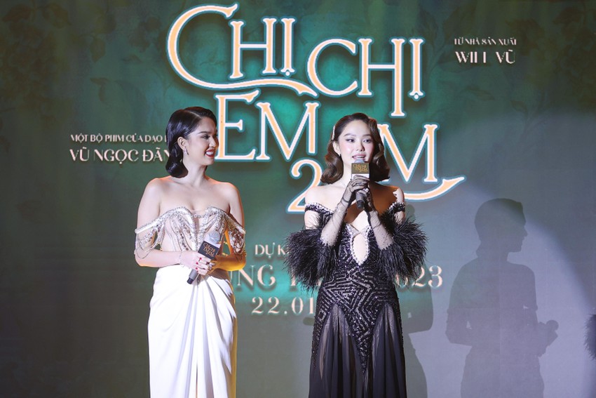 Minh Hằng và Ngọc Trinh gây ấn tượng khi chọn trang phục đen - trắng đối lập tại buổi ra mắt phim.