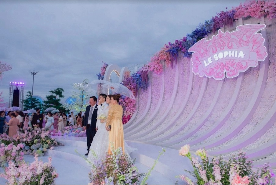 Để khẳng định độ chịu chi của mình, gia đình cô dâu còn tổ chức bắn pháo hoa. Ở phía ngoài khơi, có 100 chiếc tàu đánh cá được huy động, sẵn sàng thực hiện nghi lễ bắn pháo hoa cho người dân khu vực Kiên Giang chiêm ngưỡng. Để khẳng định độ chịu chi của mình, gia đình cô dâu còn tổ chức bắn pháo hoa. Ở phía ngoài khơi, có 100 chiếc tàu đánh cá được huy động, sẵn sàng thực hiện nghi lễ bắn pháo hoa cho người dân khu vực Kiên Giang chiêm ngưỡng.