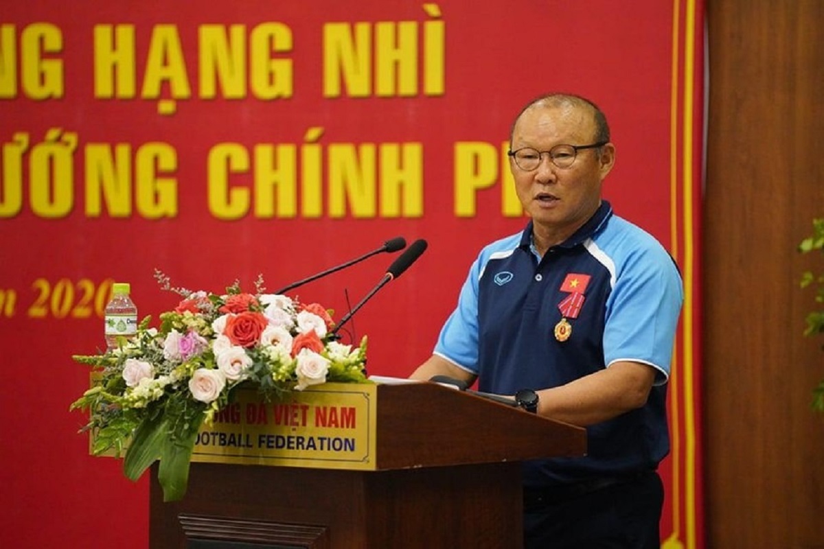 HLV Park Hang-seo thể hiện sự trân trọng khi được biết đây là Huân chương Lao động hạng Nhì đầu tiên được Nhà nước Việt Nam trao cho một HLV bóng đá nước ngoài. Ảnh: VFF