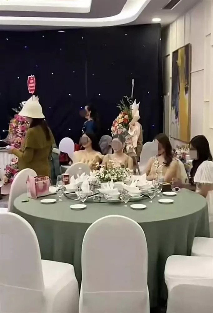 Nhiều người cho rằng, các cô này nếu lên bar bật nhạc thì có thể đứng quẩy 'hết nhạc con về', nhưng khi nghe Quốc ca thì ngồi yên như khúc gỗ!